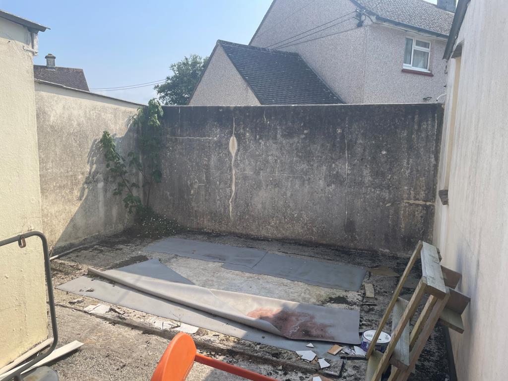 Lot: 31 - STORE BUILDING WITH POTENTIAL -